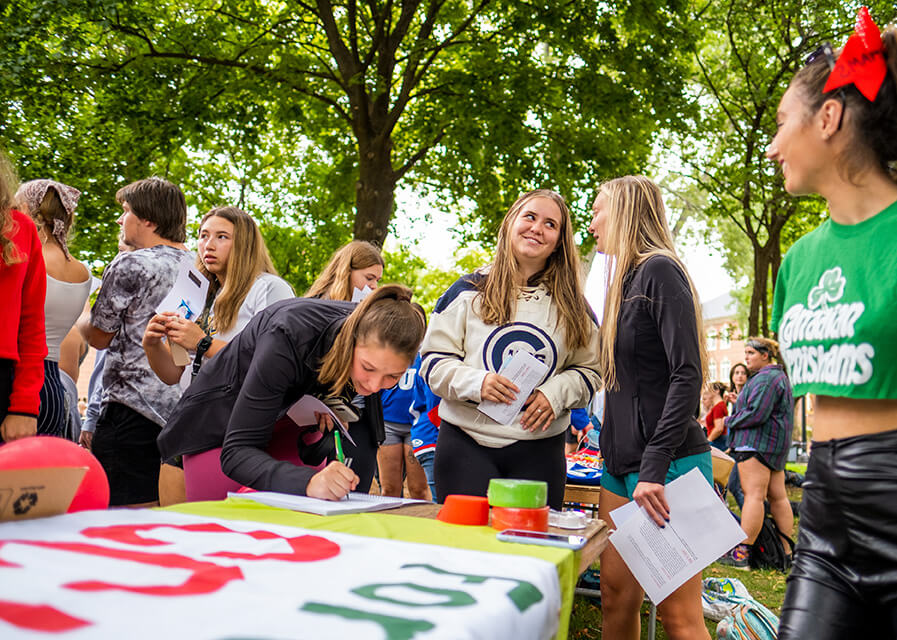 Students at SNC involvement fair